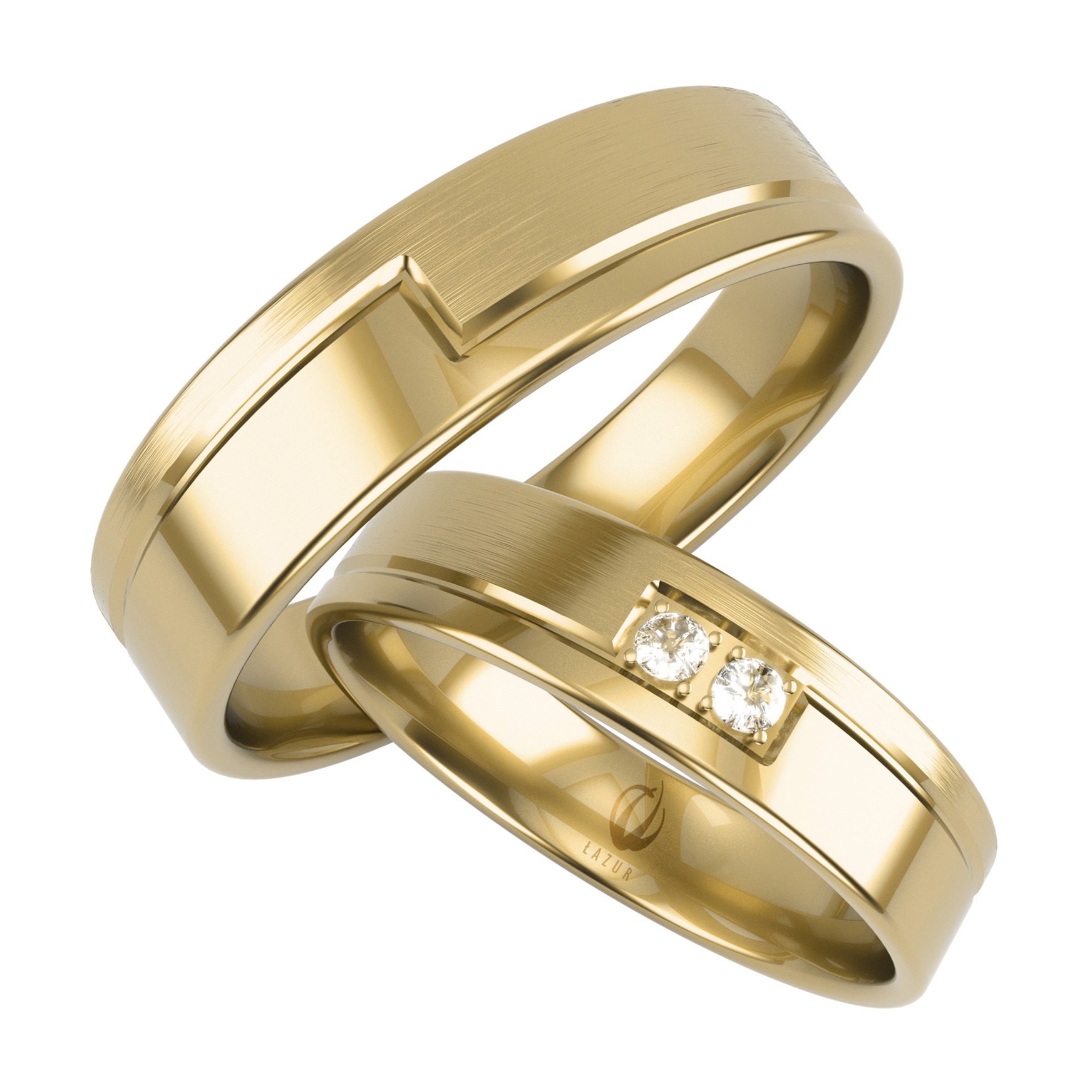 Dwa złote pierścionki, jeden z dwoma brylantami, na białym tle. Na jednym z pierścionków widoczne logo firmy 'ŁAZUR'.
