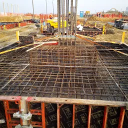 Realizacja stóp fundamentowych pod konstrukcję hali przemysłowej.