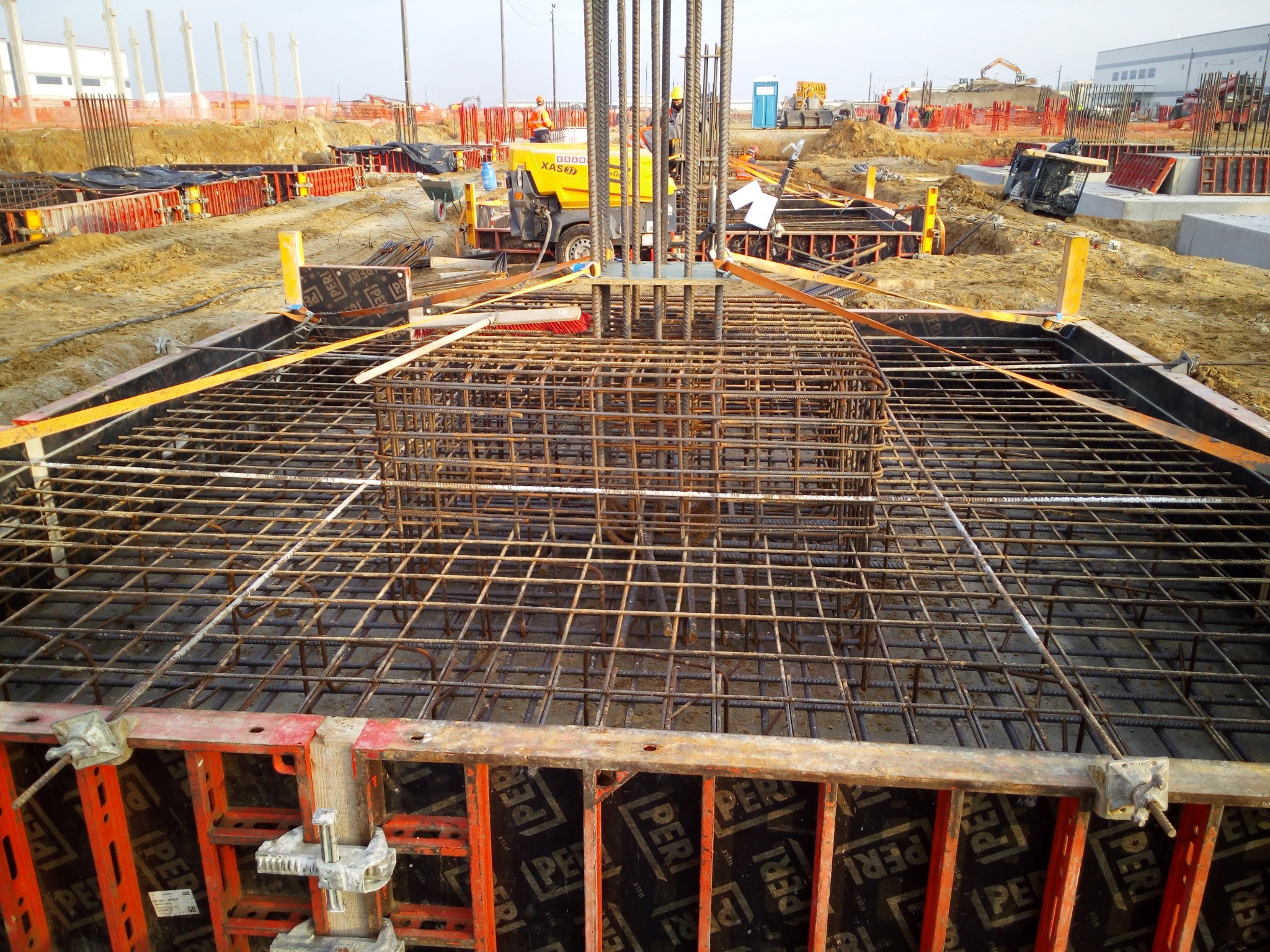 Realizacja stóp fundamentowych pod konstrukcję hali przemysłowej.