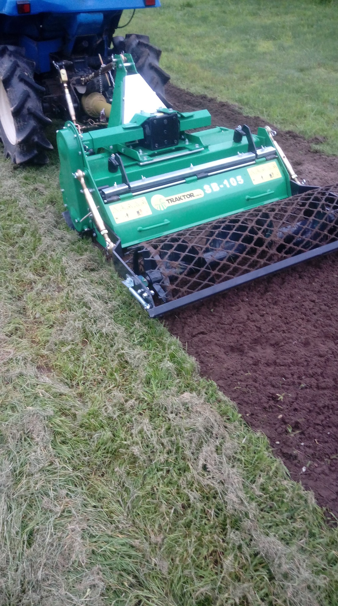 prace glebogryzarką separacyjną -zakładanie trawników