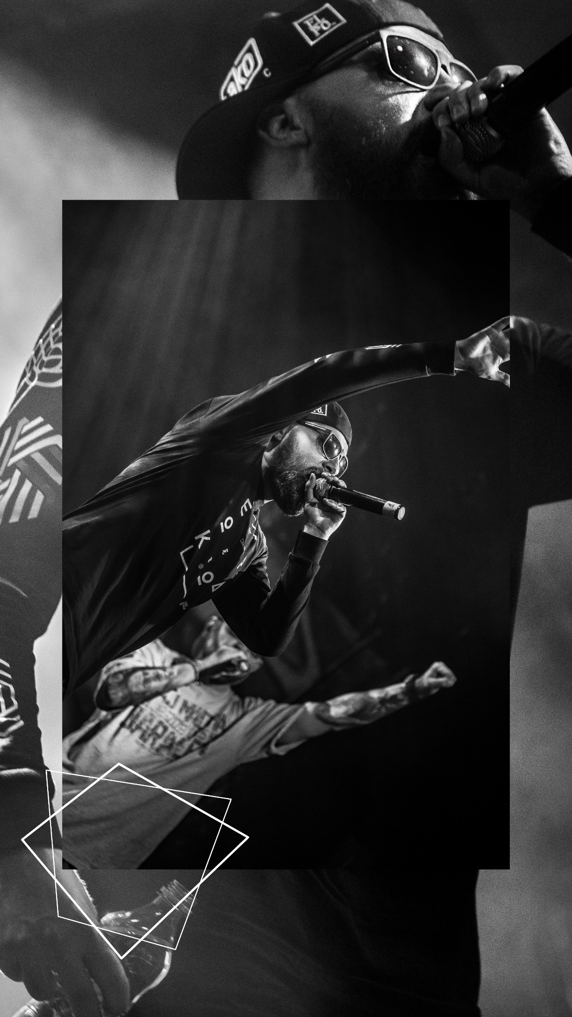 Czarno-białe zdjęcie rapera z brodą, w czapce z daszkiem i okularach przeciwsłonecznych, dynamicznie występującego z mikrofonem na scenie.