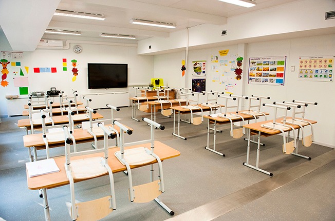 Wnętrze szkoły podstawowej w grzędzicach