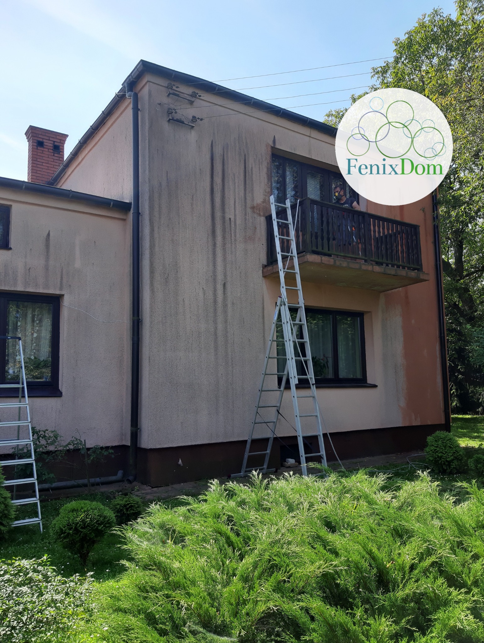 Brudna zagrzybiona elewacja