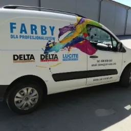 Oznakowanie graficzne pojazdu. Zakres prac obejmował przygotowanie projektu, wydruk oraz aplikacje na samochodzie.