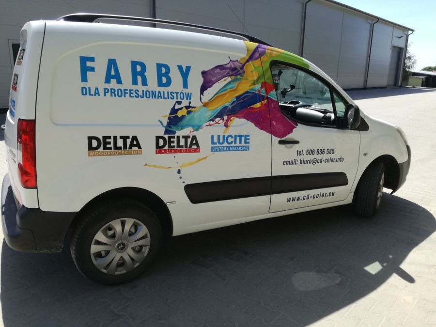 Oznakowanie graficzne pojazdu. Zakres prac obejmował przygotowanie projektu, wydruk oraz aplikacje na samochodzie.