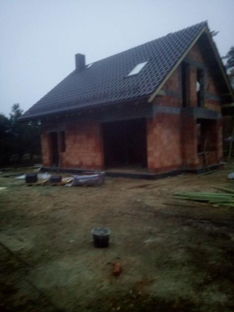 więźba dachowa - ułożone pokrycie dachowe.