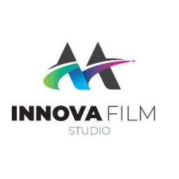 Logo firmy Innova Film Studio z abstrakcyjnym symbolem w kształcie litery A, gradientem kolorów i motywem strzały.
