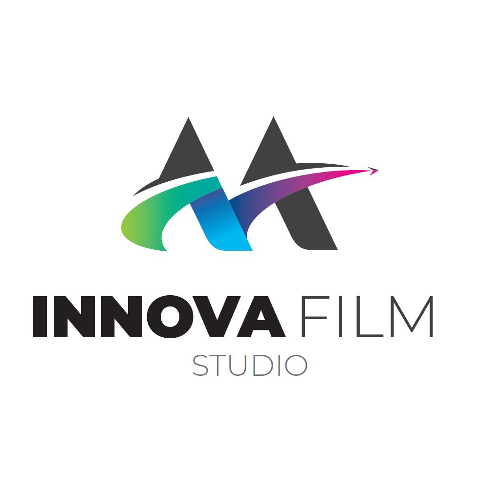 Logo firmy Innova Film Studio z abstrakcyjnym symbolem w kształcie litery A, gradientem kolorów i motywem strzały.