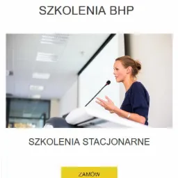 Prelegentka w ciemnej bluzce gestykuluje przy mikrofonie podczas szkolenia stacjonarnego, widoczny ekran projekcyjny i pulpit.