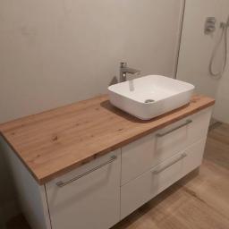 H&H Meble na wymiar - Łazienkowa szafka z białymi frontami i drewnianym blatem, na którym umieszczona jest kwadratowa umywalka nablatowa i nowoczesna bateria.