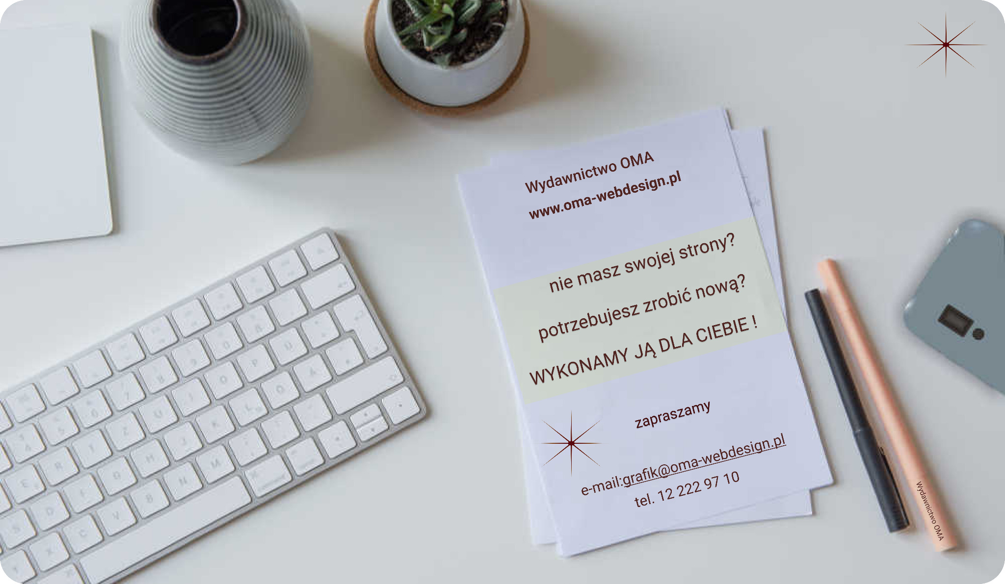 Biurko z minimalistyczną klawiaturą, wazonem i ulotką reklamową z hasłem 'Nie masz swojej strony? Potrzebujesz zrobić nową? Wykonamy ją dla Ciebie!' oraz danymi kontaktowymi Wydawnictwa OMA.