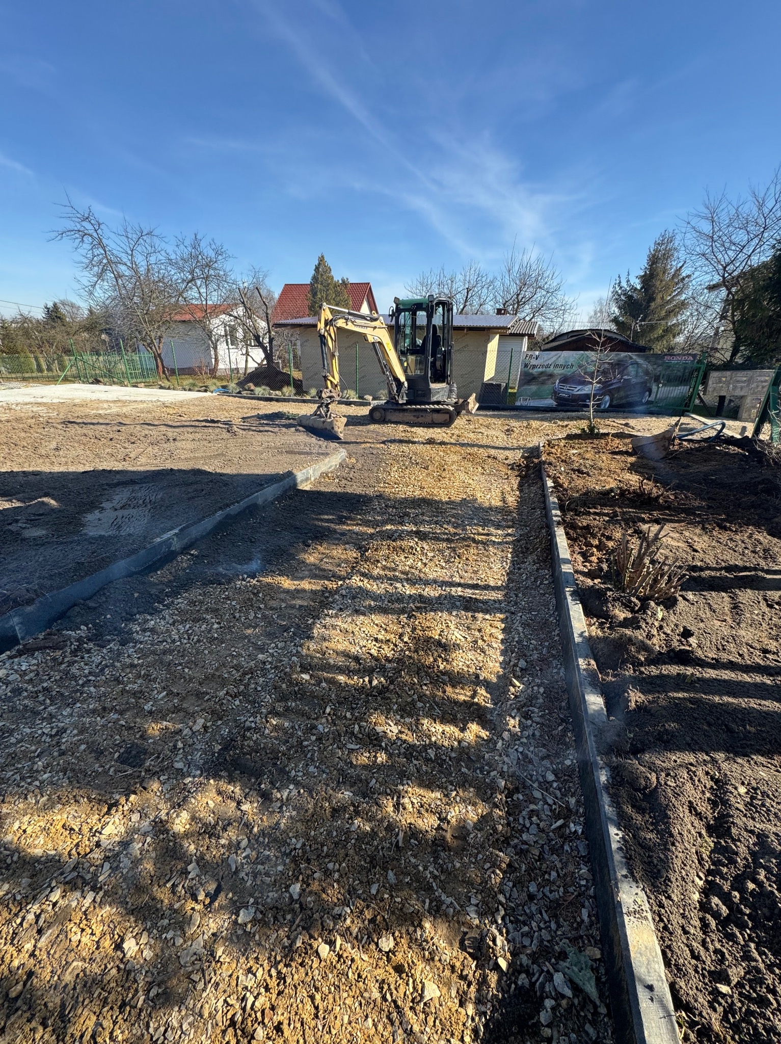 Dowóz ziemi wraz z wyrównaniem działki