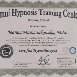 Certyfikat ukończenia szkolenia z hipnoterapii Omni Hypnosis Training Center dla Joanny Marii Sakowskiej, M.Sc. z datą ukończenia wrzesień 2021, z podpisami Michała Cieślakowskiego i Hansruedi J.