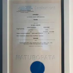 Skan suplementu do zaświadczenia ukończenia kursu 'Regresja' przez Joannę Sakowską w Akademii Doskonalenia Zawodowego 'Naturopata', oprawiony w białą ramkę, z niebieską pieczęcią w dolnej części.