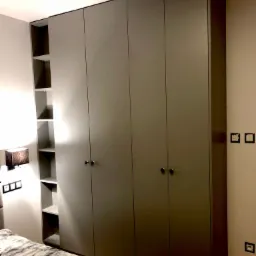 Grafitowa szafa w sypialni