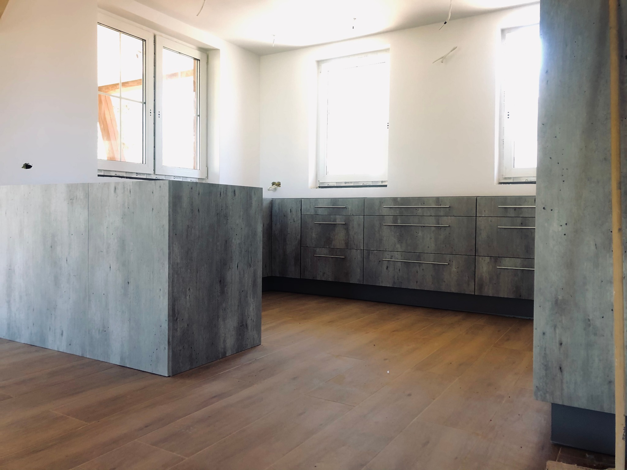 Kuchnia w kolorze betonu czeka na kamienne blaty