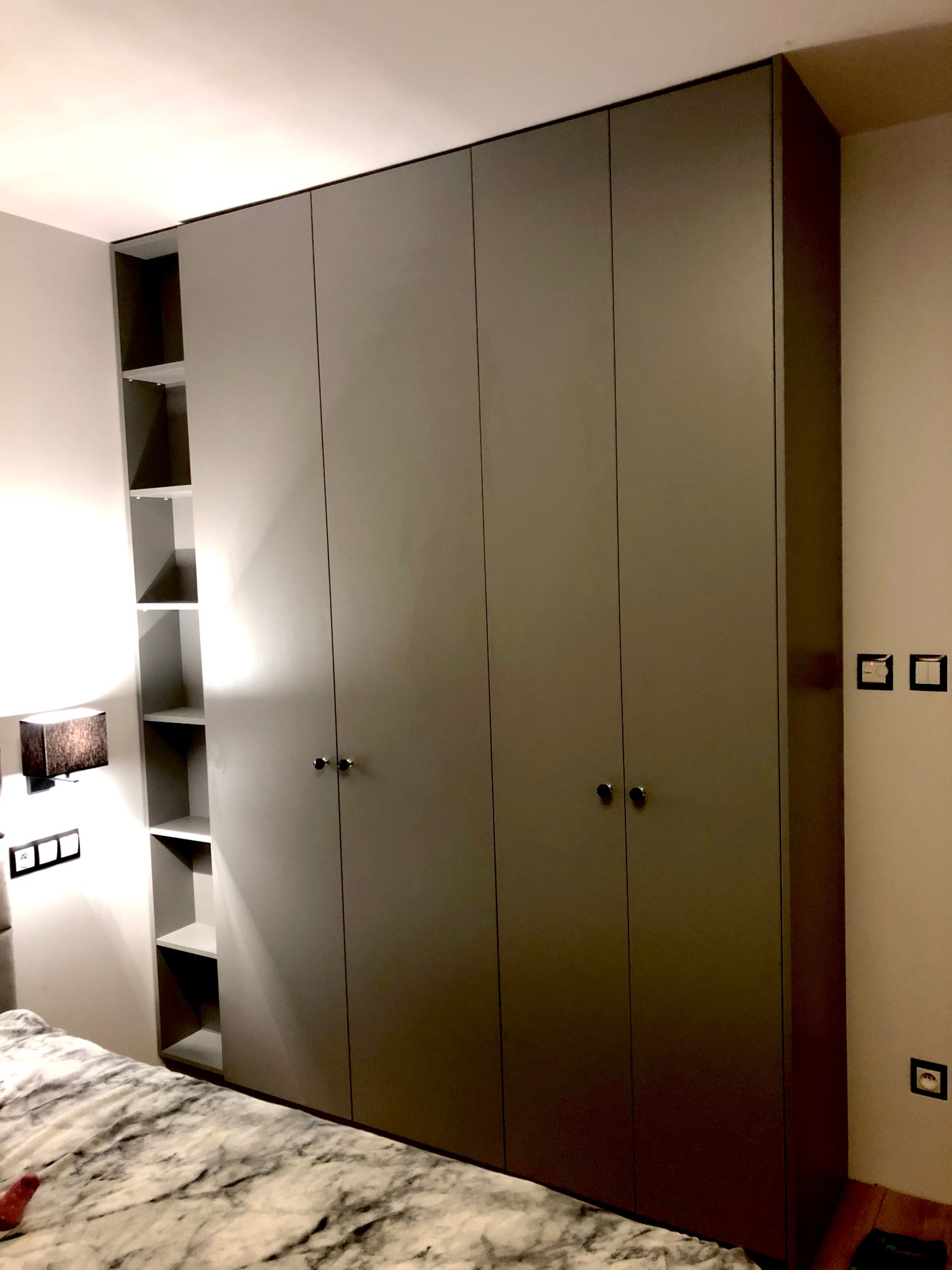 Grafitowa szafa w sypialni