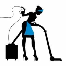 Czarna sylwetka kobiety w szpilkach, z błękitną chustą na głowie i fartuszkiem, odkurzająca podłogę odkurzaczem z długim wężem. Grafika na białym tle.