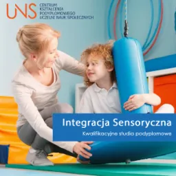 Kobieta wspiera chłopca z kręconymi włosami podczas ćwiczeń integracji sensorycznej na niebieskim cylindrze w sali terapeutycznej.