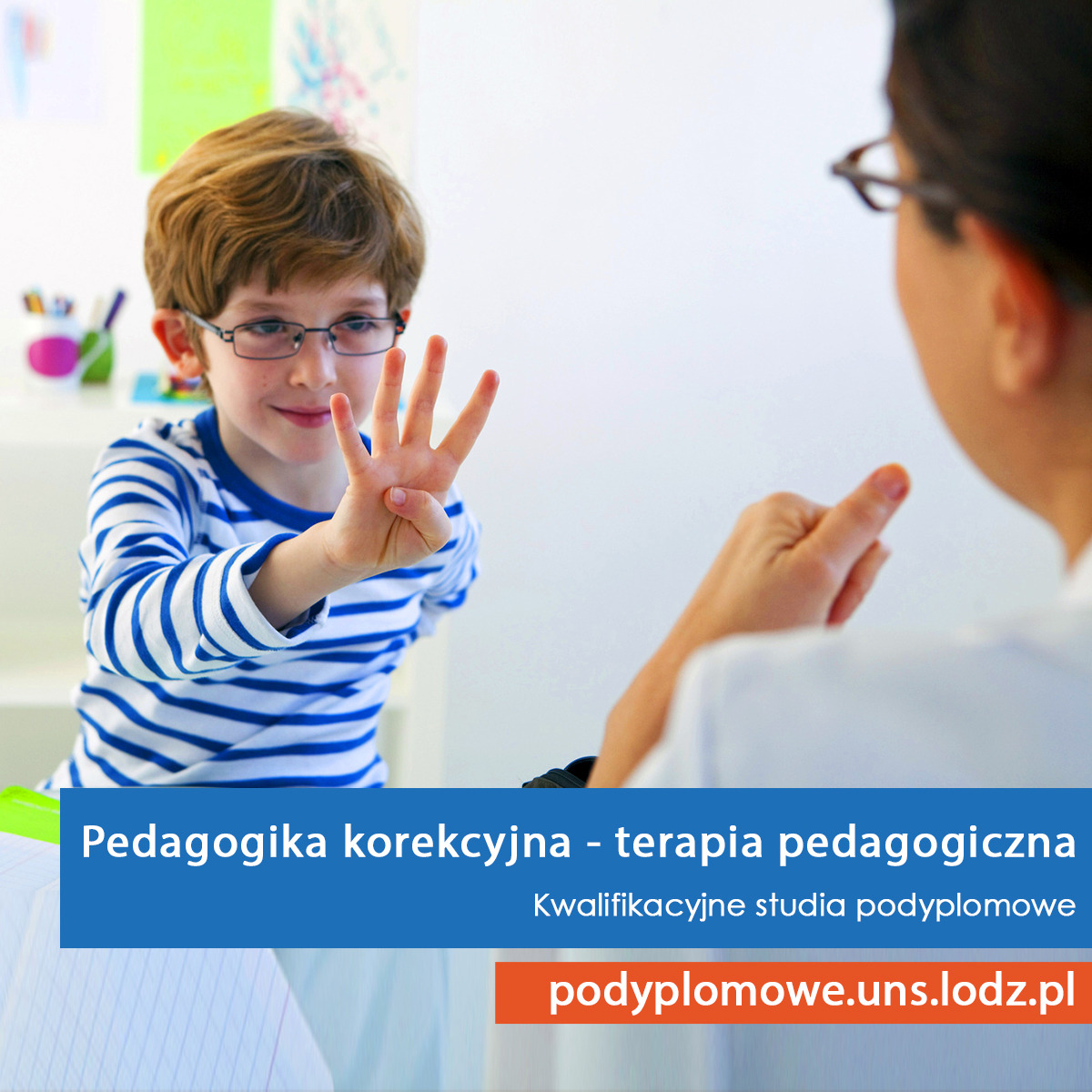 Chłopiec w okularach i pasiastym swetrze pokazuje cztery palce podczas zajęć z pedagogiki korekcyjnej, prowadzonych przez terapeutę.