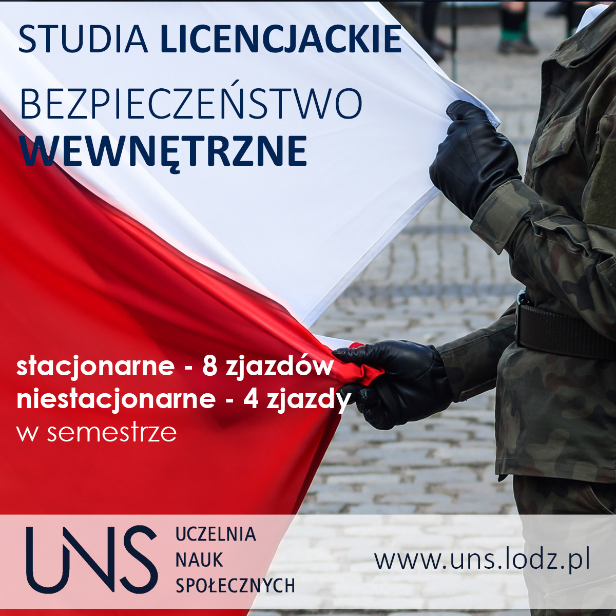 Reklama studiów licencjackich Bezpieczeństwo Wewnętrzne na Uczelni Nauk Społecznych w Łodzi, żołnierz trzymający flagę Polski w czarnych rękawiczkach.