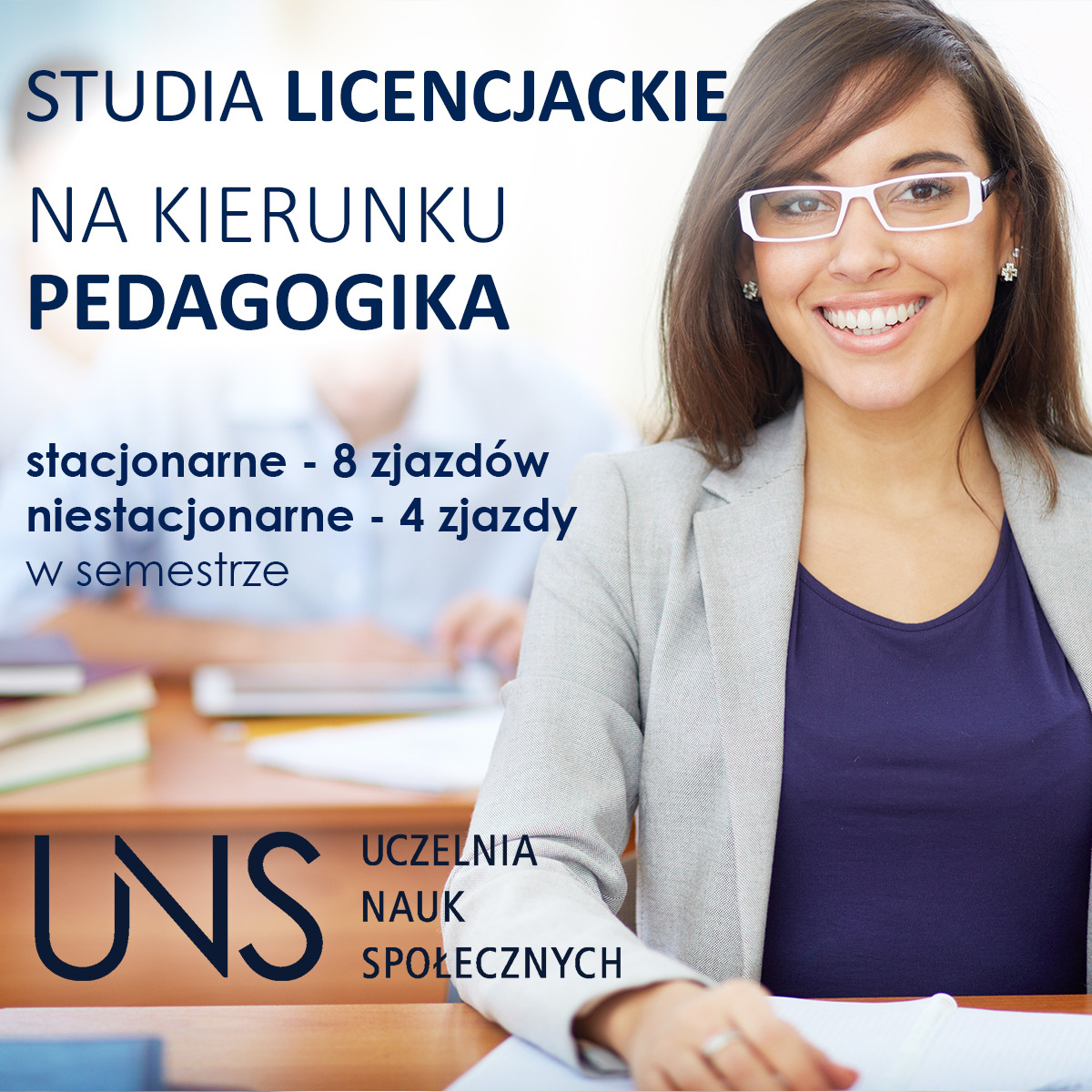 Uśmiechnięta kobieta w okularach na tle informacji o studiach licencjackich na kierunku pedagogika, logo UNS Uczelnia Nauk Społecznych w dolnej części zdjęcia.