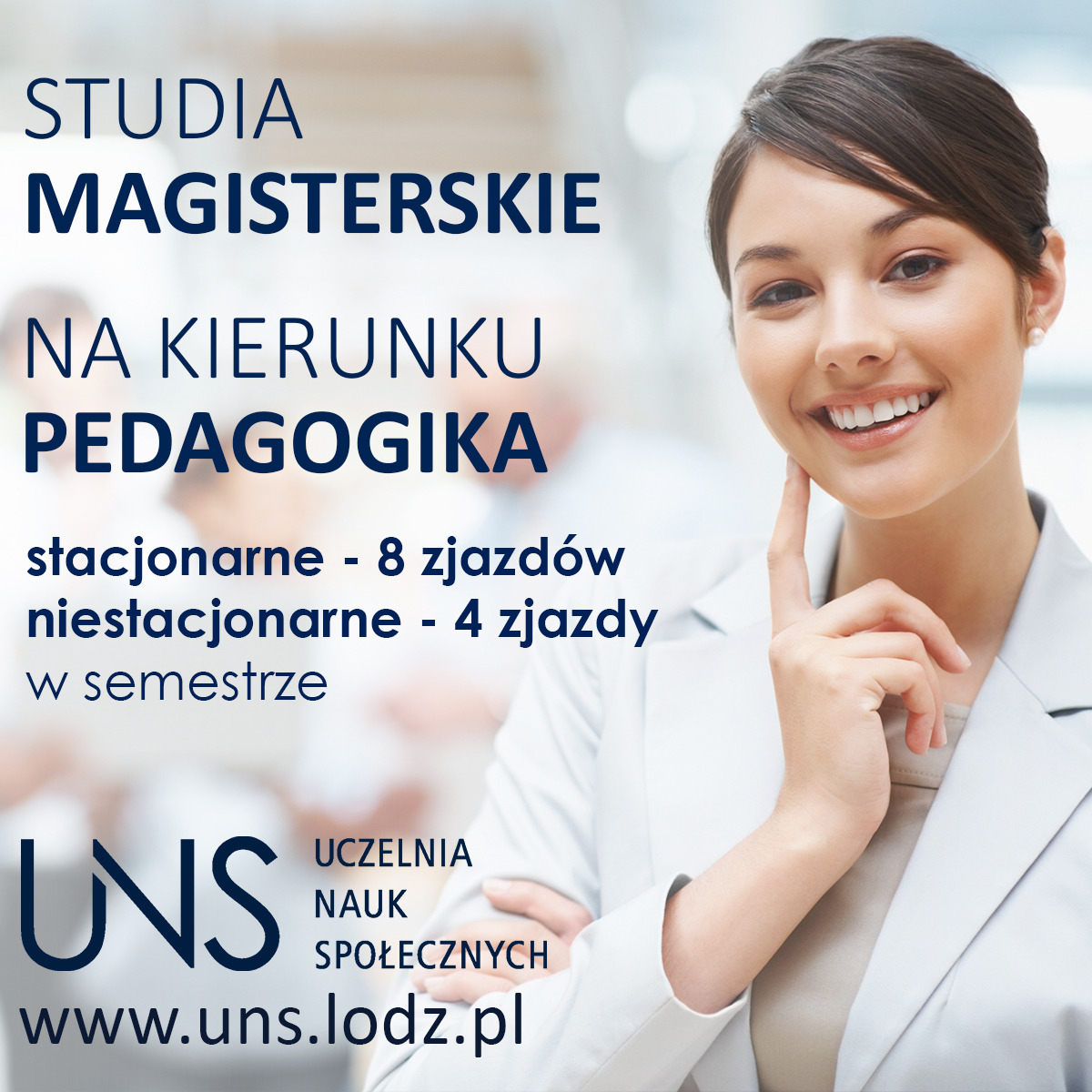 Reklama studiów magisterskich na kierunku pedagogika, uśmiechnięta kobieta z palcem przy skroni, informacja o trybie stacjonarnym i niestacjonarnym, logo UNS i adres strony internetowej.