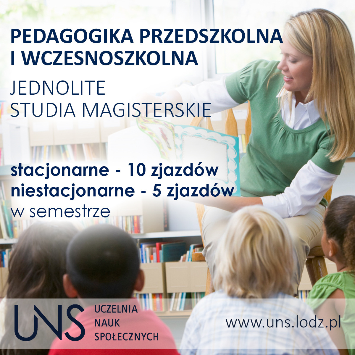 Nauczycielka czyta książkę grupie dzieci w sali z regałami pełnymi książek, logo uczelni w dolnej części zdjęcia.