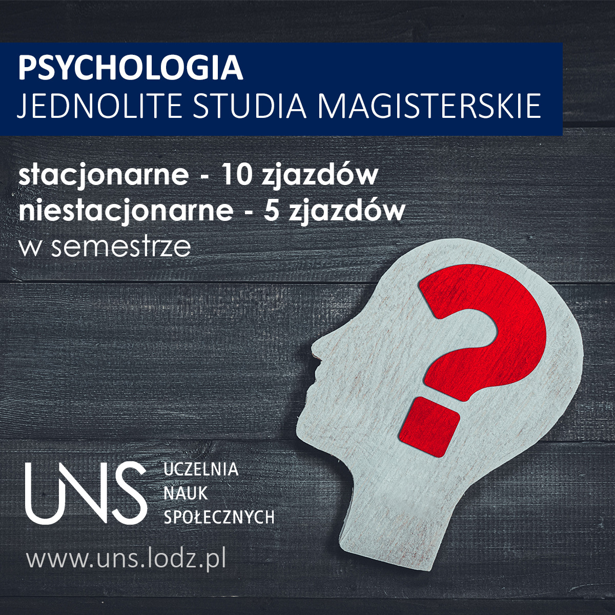 Grafika reklamowa studiów psychologicznych: biały zarys głowy z czerwonym znakiem zapytania na tle ciemnego drewna, informacje o trybie studiów i logo uczelni UNS.