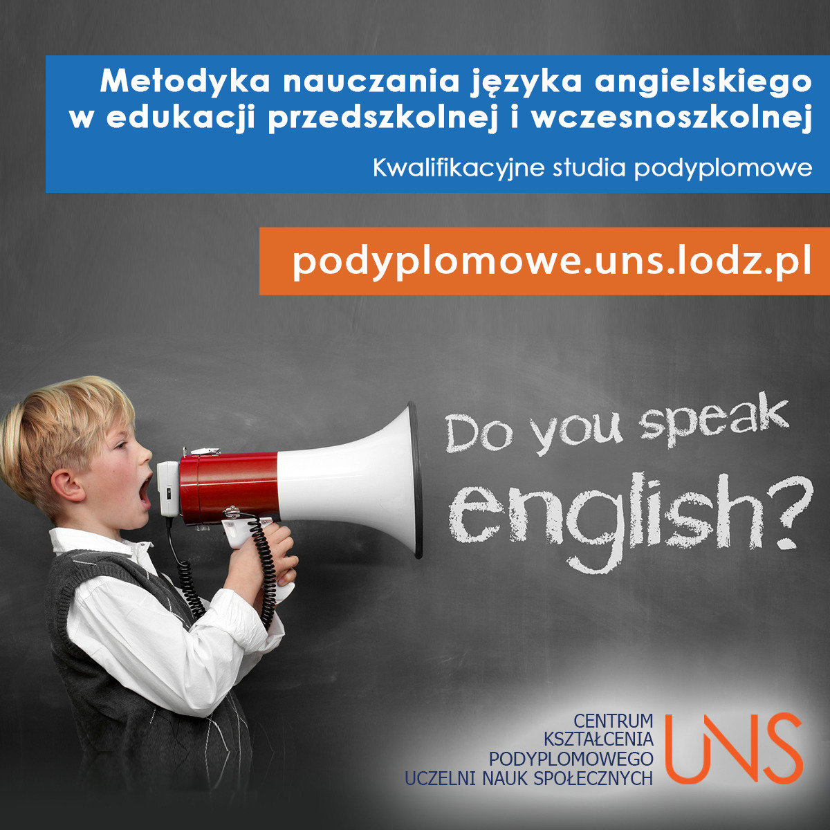 Chłopiec krzyczy do megafonu przed tablicą z napisem 'Do you speak english?' i informacją o studiach podyplomowych z metodyki nauczania języka angielskiego.