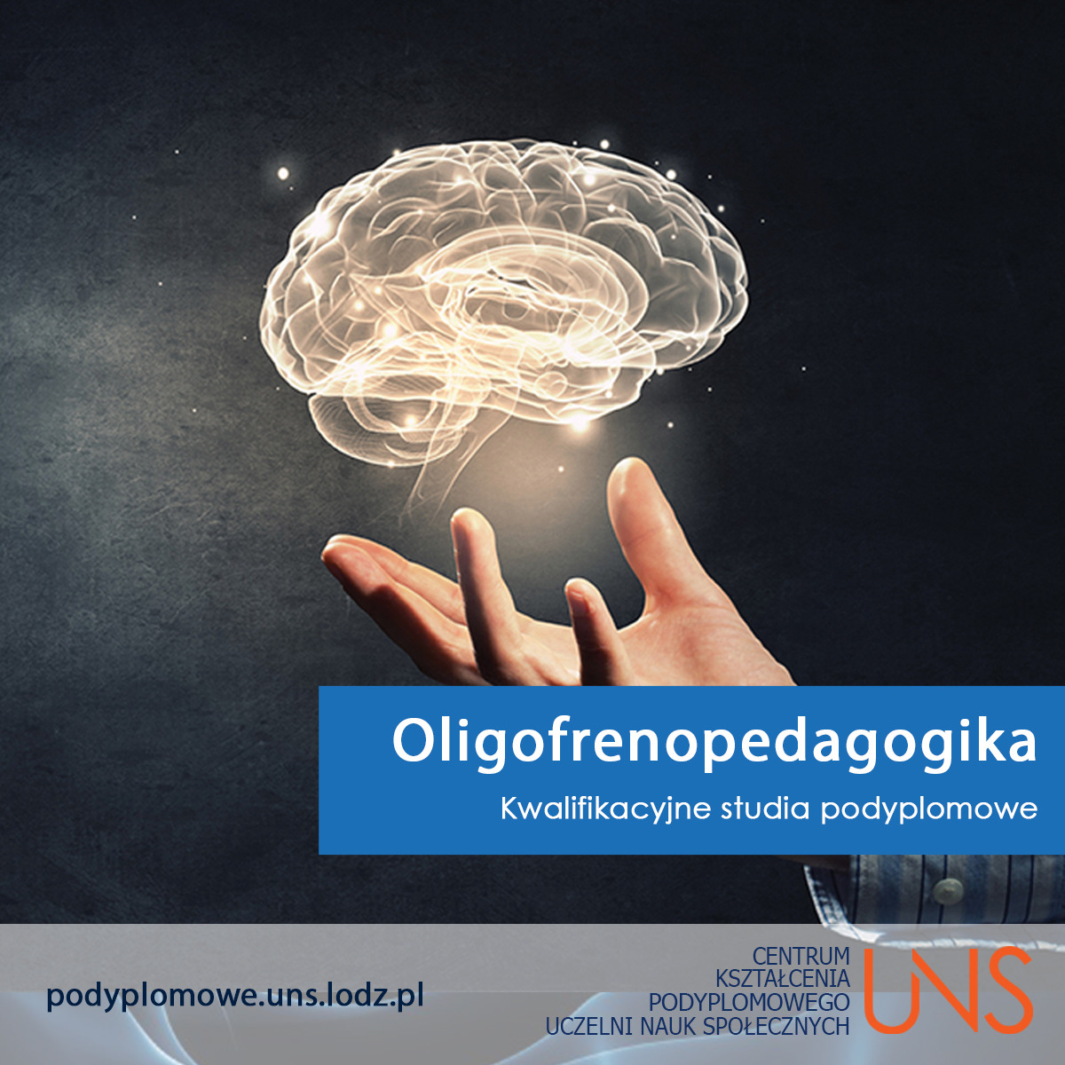 Grafika reklamowa studiów podyplomowych Oligofrenopedagogika: dłoń trzymająca wizualizację mózgu na ciemnym tle, z tekstem informacyjnym i logo uczelni.