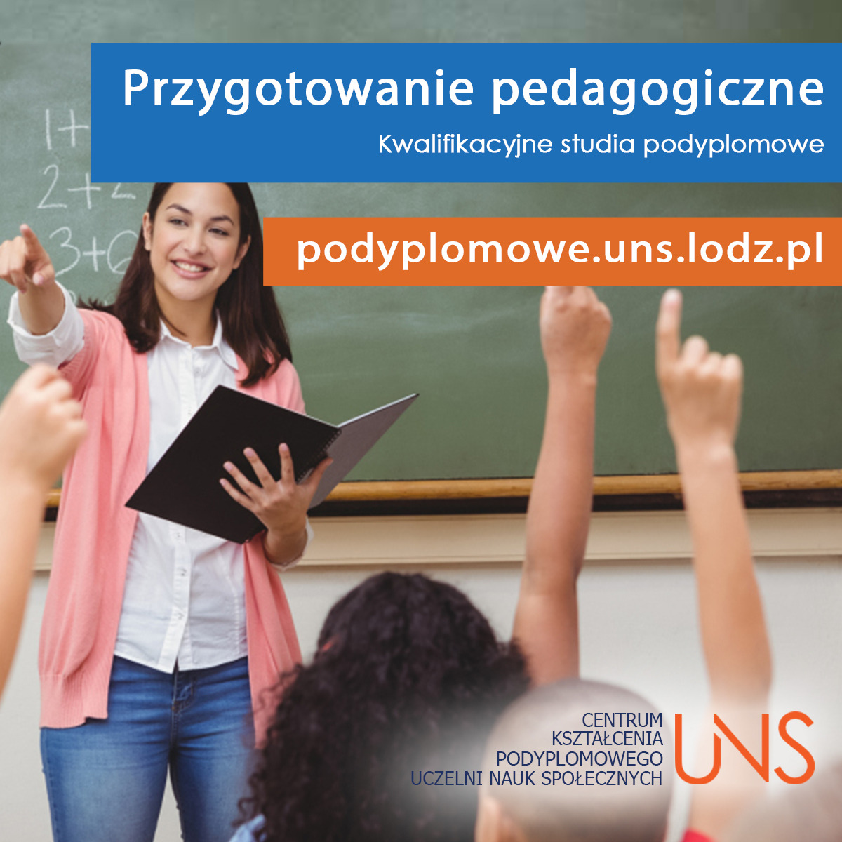 Nauczycielka w różowym kardiganie i dżinsach, wskazująca na tablicę z napisem 'Przygotowanie pedagogiczne. Kwalifikacyjne studia podyplomowe', otoczona przez podnoszące ręce uczniów, promująca...