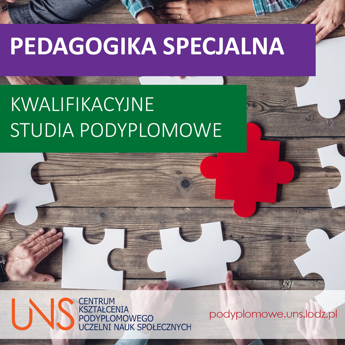 Grafika reklamowa studiów podyplomowych z pedagogiki specjalnej, prezentująca białe puzzle w rękach kilku osób na drewnianym tle, z jednym czerwonym puzzlem po prawej stronie i logo uczelni UNS...