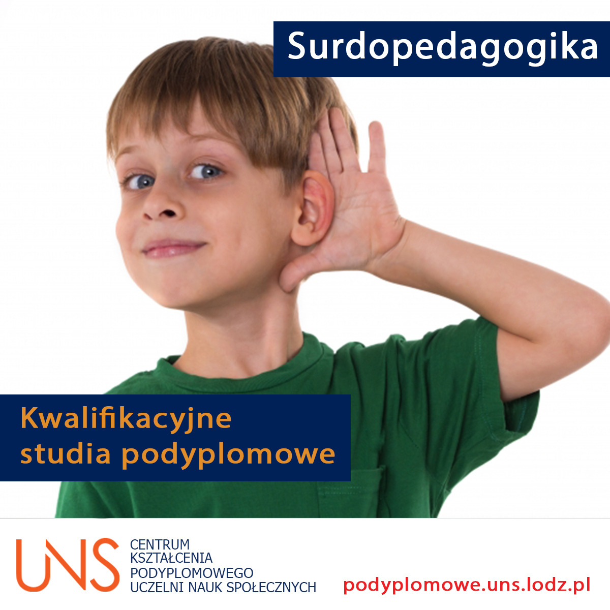 Chłopiec z ręką przy uchu, promujący studia podyplomowe z surdopedagogiki, logo UNS w dolnej części.
