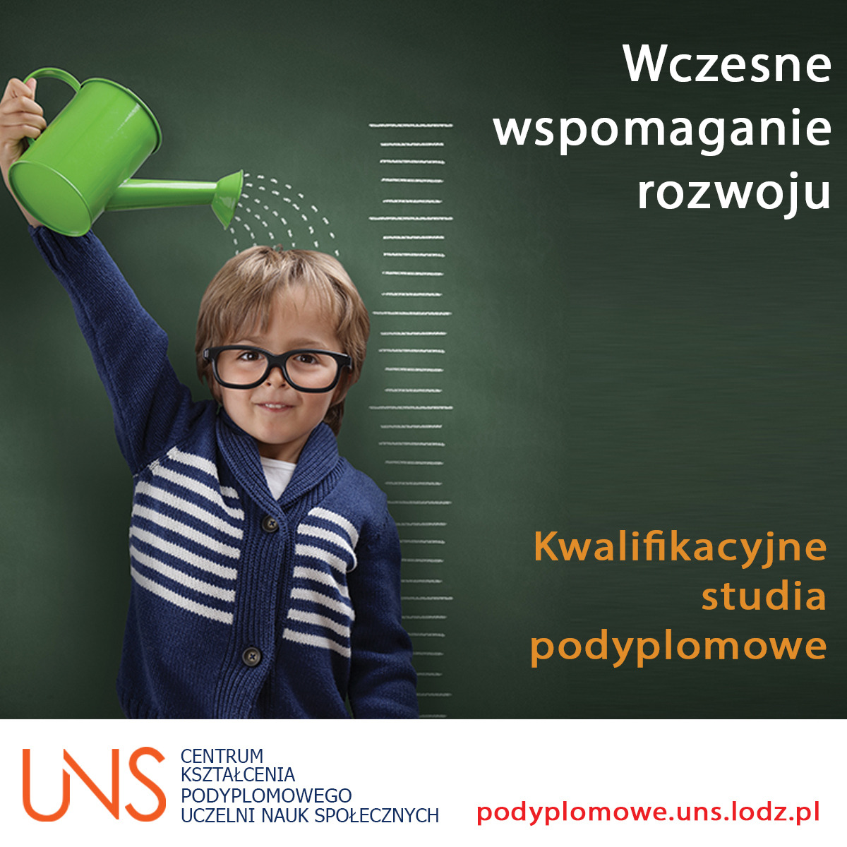Chłopiec w okularach, ubrany w sweter w paski, trzyma zieloną konewkę nad głową, obok narysowana miarka wzrostu na tle tablicy z napisem 'Wczesne wspomaganie rozwoju' i 'Kwalifikacyjne studia...