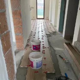 Wykonczenie nowego budynku jednorodzinnego w Przyszowicach, Gładzie, sufity GK, Łazienki, podłogi w płytkach, malowanie