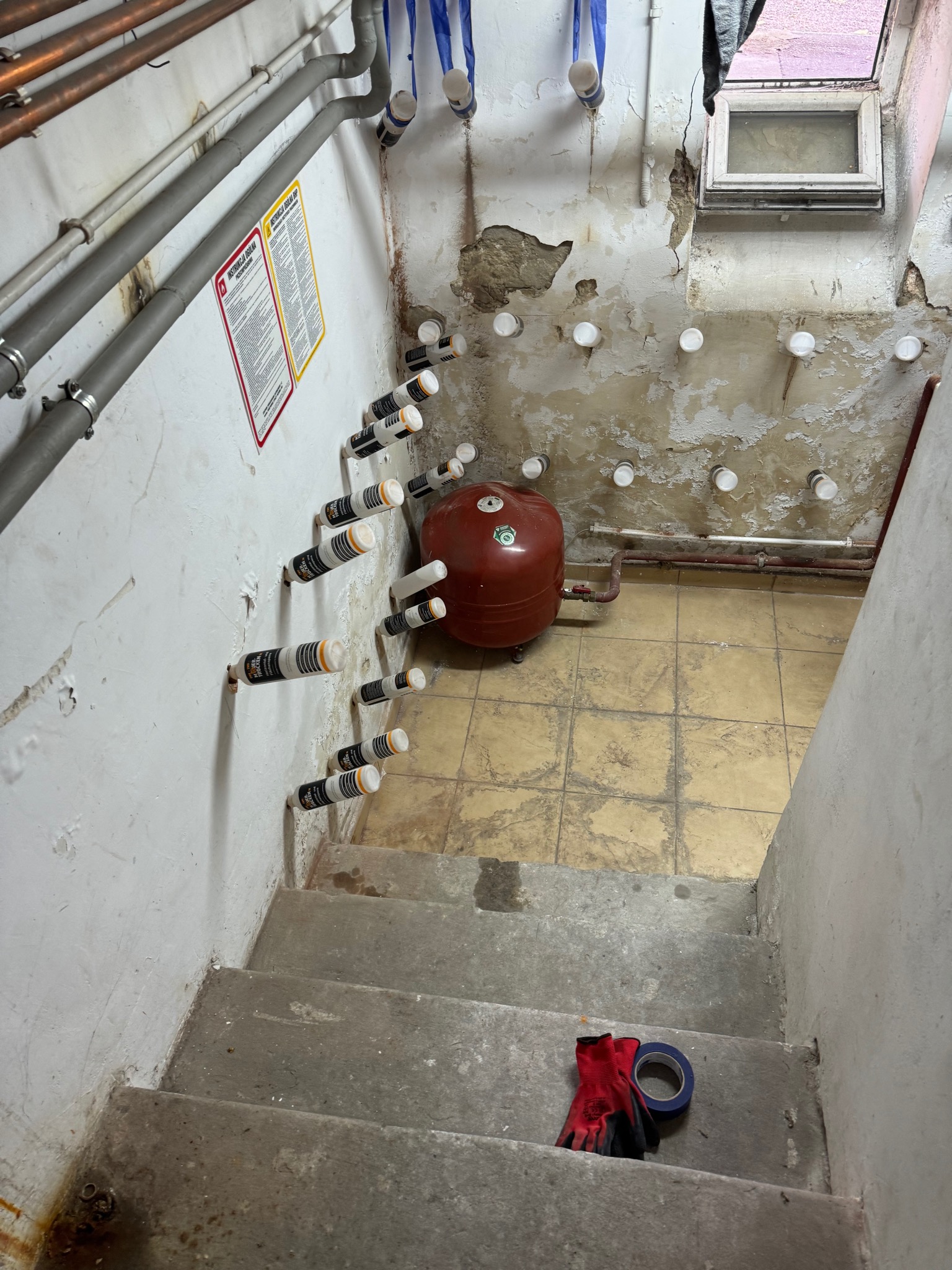 osuszanie piwnicy wielkiego i starego domu w Katowicach, w którym znajduje się jeden z urzędu miasta Katowice