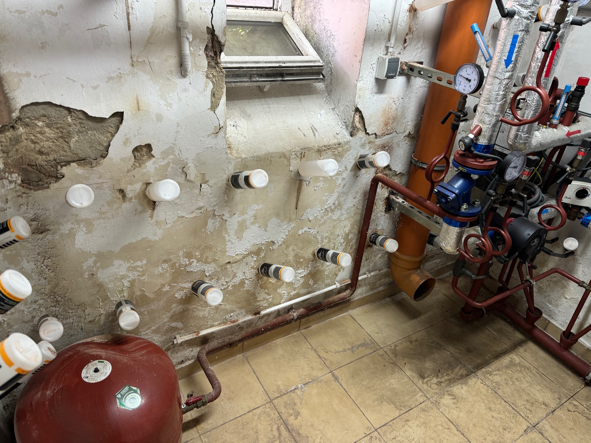 osuszanie piwnicy wielkiego i starego domu w Katowicach, w którym znajduje się jeden z urzędu miasta Katowice, zdj nr 2