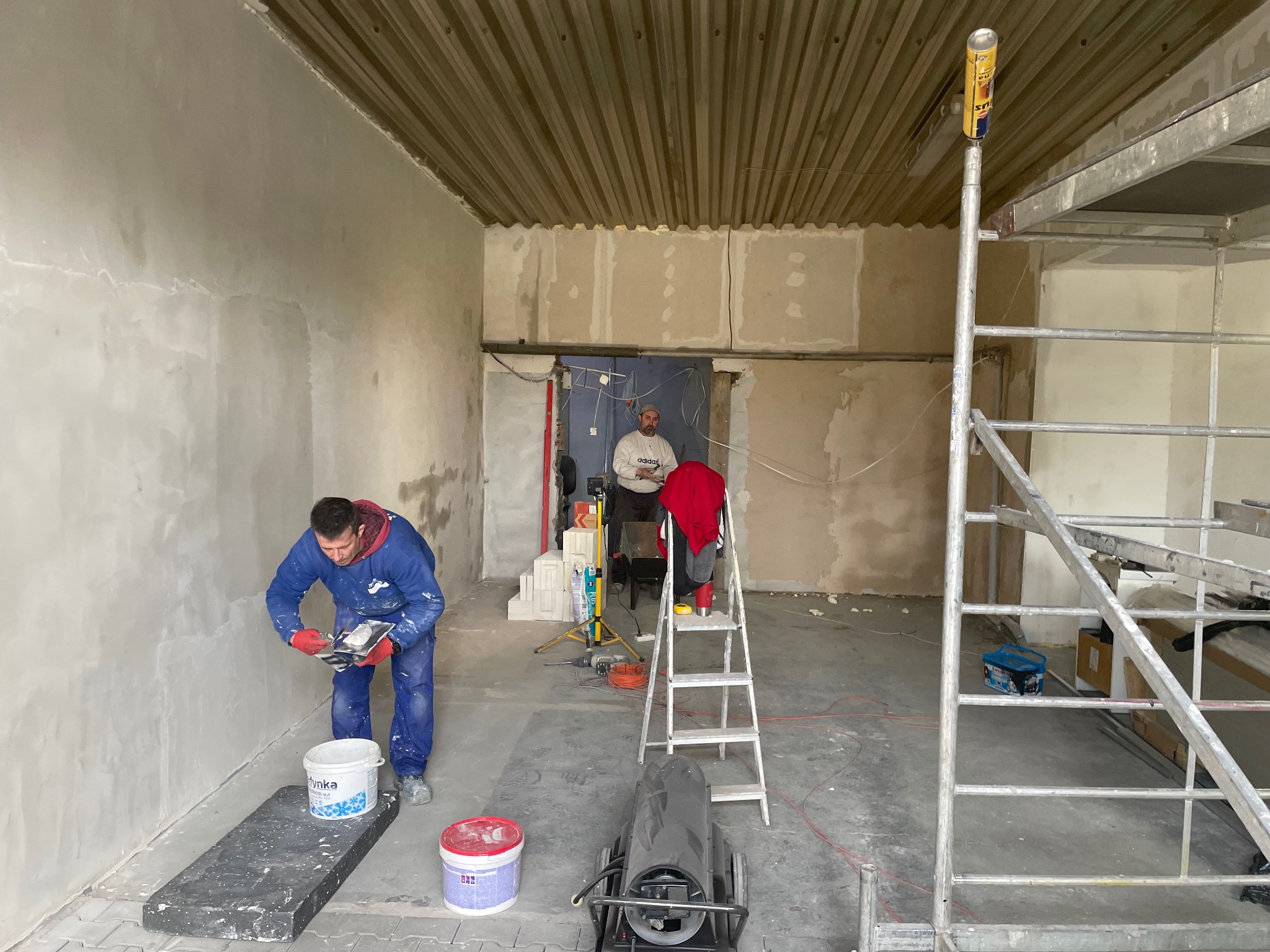 remont połączonych garaży w Tarnowskich Górach przy stacji benz. S1, w tym miejscu powstaje myjnia samochodowa