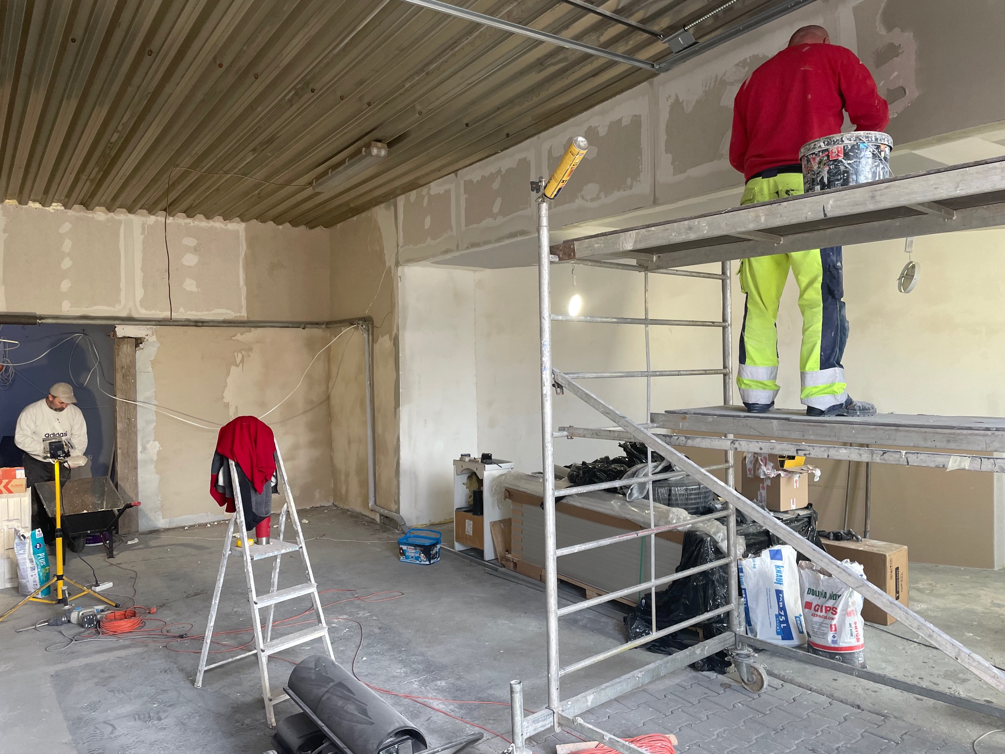 remont połączonych garaży w Tarnowskich Górach przy stacji benz. S1, w tym miejscu powstaje myjnia samochodowa, zdj nr 2