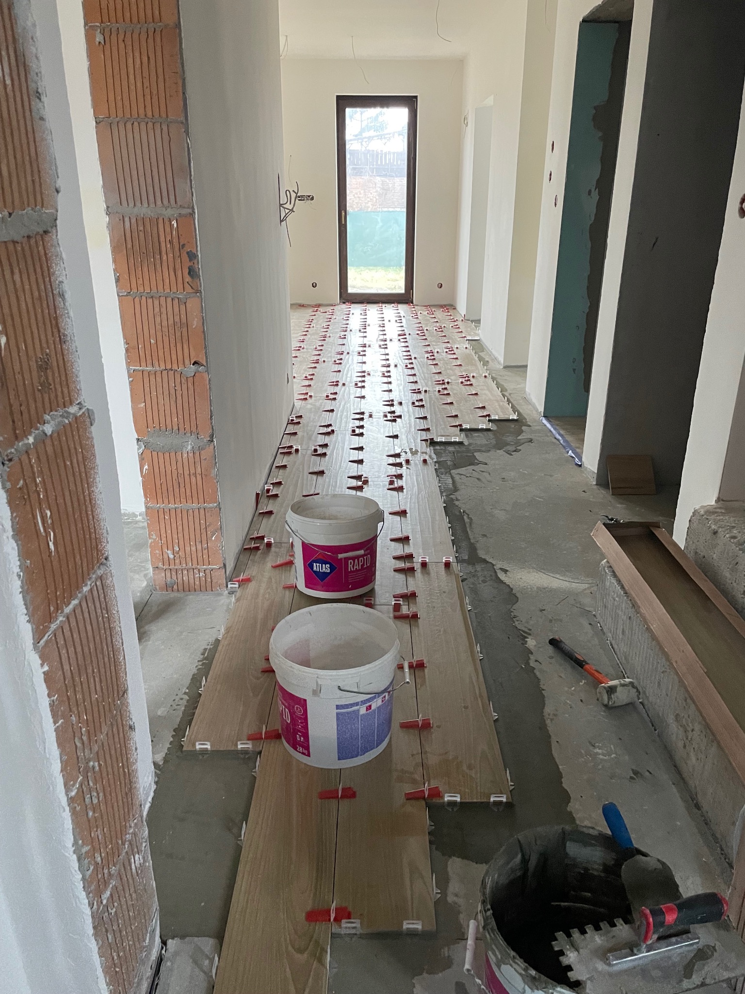 Wykonczenie nowego budynku jednorodzinnego w Przyszowicach, Gładzie, sufity GK, Łazienki, podłogi w płytkach, malowanie