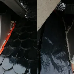 Termoizolacja elewacji budynku z czarną dachówką, widoczne panele izolacyjne zabezpieczone pomarańczową taśmą i pianką montażową przy oknie.