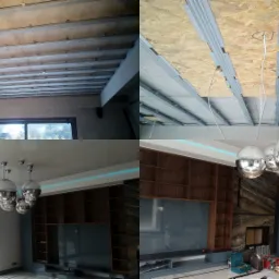 Czteropanelowe ujęcie przedstawia etapy montażu sufitu podwieszanego: widok rusztu z profili, instalacji elektrycznej, częściowo zamontowanych płyt oraz gotowy sufit z oświetleniem w nowoczesnym...