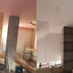 Dwuczęściowe ujęcie wnętrza w trakcie prac wykończeniowych: po lewej surowy stan z widoczną konstrukcją, drewnianymi podporami, instalacjami i narzędziami; po prawej ściany pomalowane na biało,...