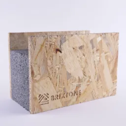 Przekrój panelu SIP z płyty OSB z wyciętym laserowo logo 'BRIXTONE', wypełnionego szarą pianką poliuretanową na białym tle.