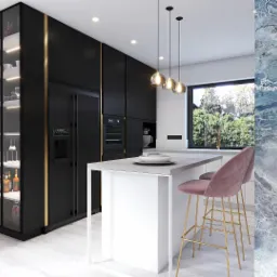 Nowoczesna kuchnia w czerni z elementami złota: wysoka zabudowa z przeszkloną witryną, wyspa z blatem imitującym beton, aksamitne hokery na złotych nóżkach i dekoracyjna tapeta w tle.