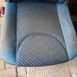 Fotel samochodowy przed praniem
