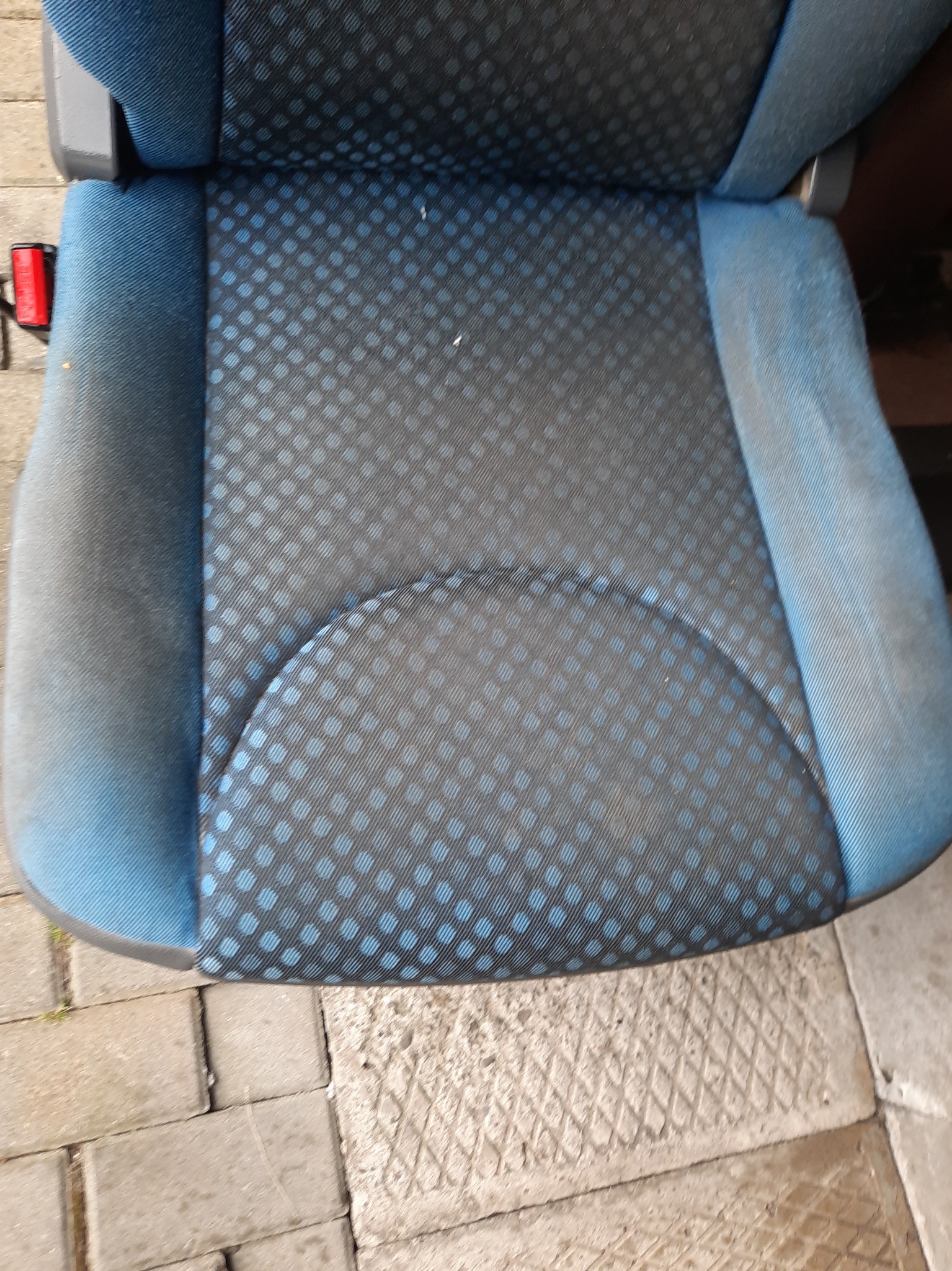 Fotel samochodowy przed praniem