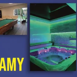 Baner reklamowy Domu Wczasowego Laguna z widokiem na bilard, jacuzzi z podświetleniem, basen z osobą na materacu i widok z lotu ptaka na domki letniskowe z basenem.