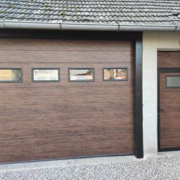 Brama garażowa segmtowa w kolorze orzech oraz drzwi stalowe wypełnione panelem bramy segmentowej